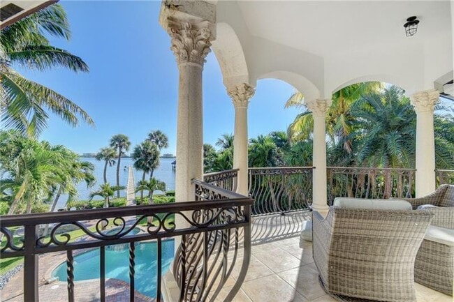 Building Photo - 1320 S Lakeside Dr