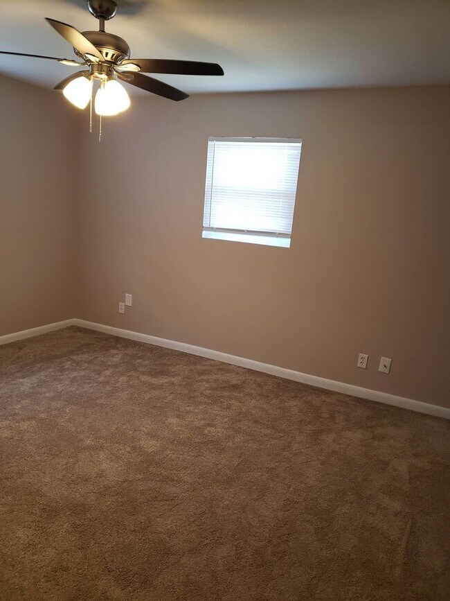 Building Photo - Charming 3Bed/2Bath Brick Home w/Bonus Office Space – Upgraded Comfort Near Martin Lake *1/2 OFF ...