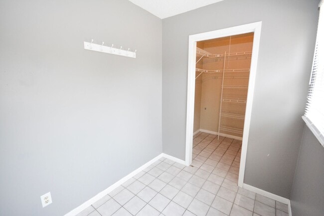 Building Photo - Gorgeous home on corner lot with fenced yard!