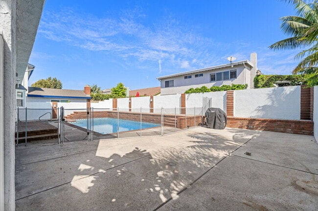 Building Photo - 8591 Naples Dr