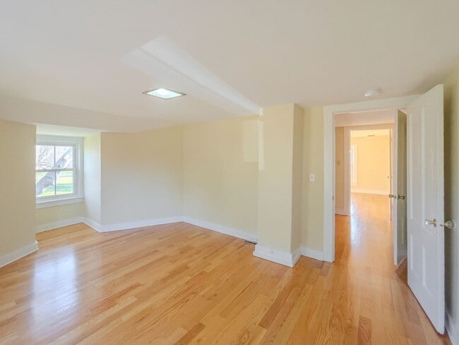 Building Photo - Spacious Renovated Colonial on The Lebanon Green