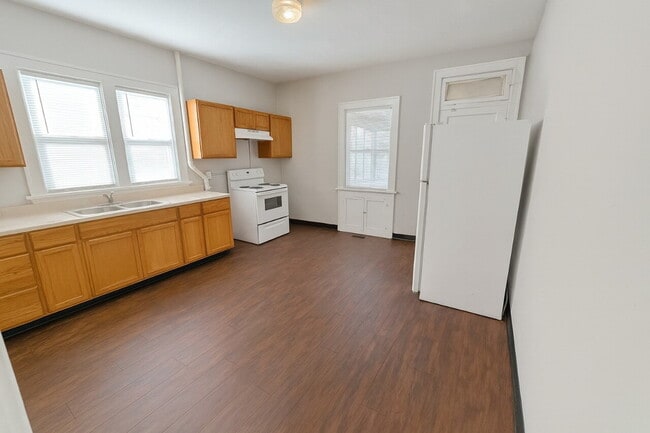 Building Photo - A Perfect Place to Call Home on Greenway Ave