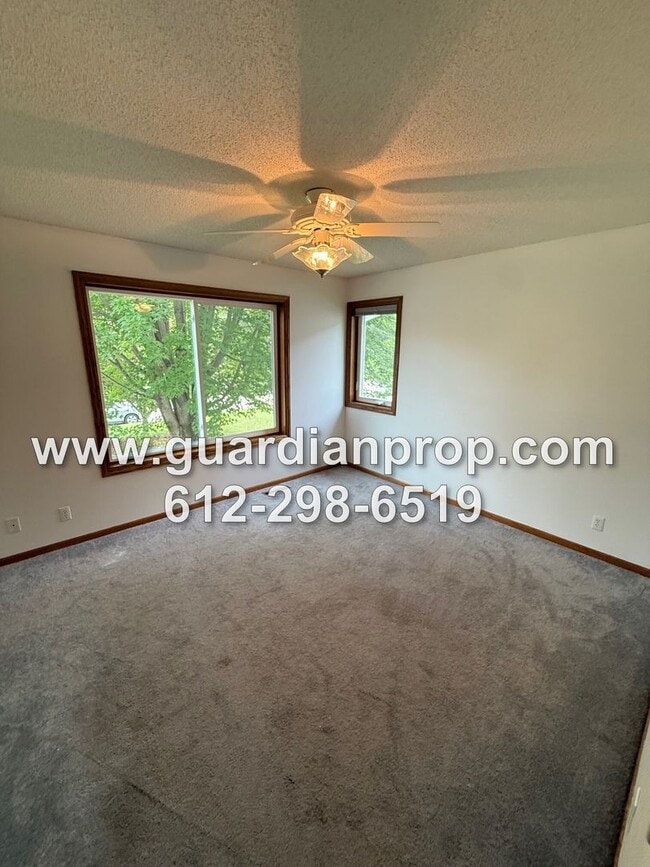 Building Photo - Maplewood House Available Now, Open Floor ...