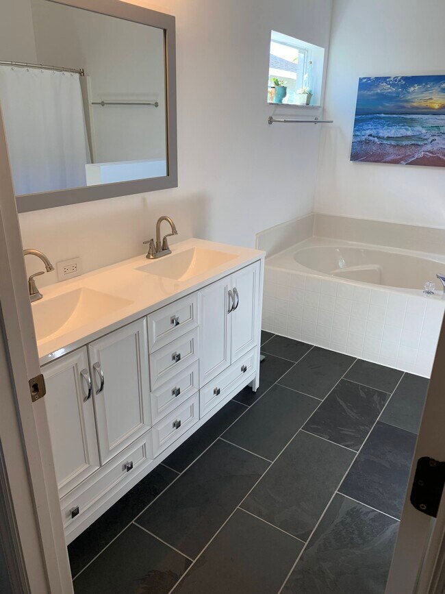 Building Photo - 993 E 13th Sq