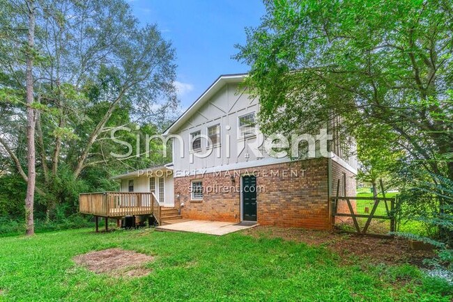 Building Photo - Renovated 3 Bed/ 2 Bath - 1st month free w...