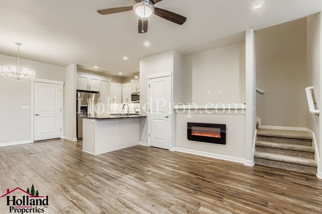 Building Photo - Beautiful Townhome with an Attached Garage in South East Hillsboro!