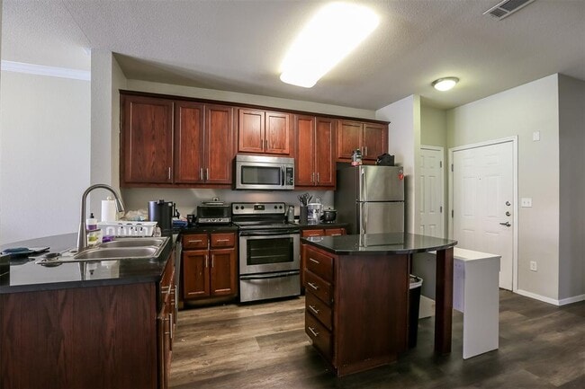 Building Photo - 910 W 25th St