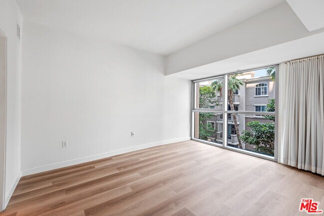 Building Photo - 13700 Marina Pointe Dr