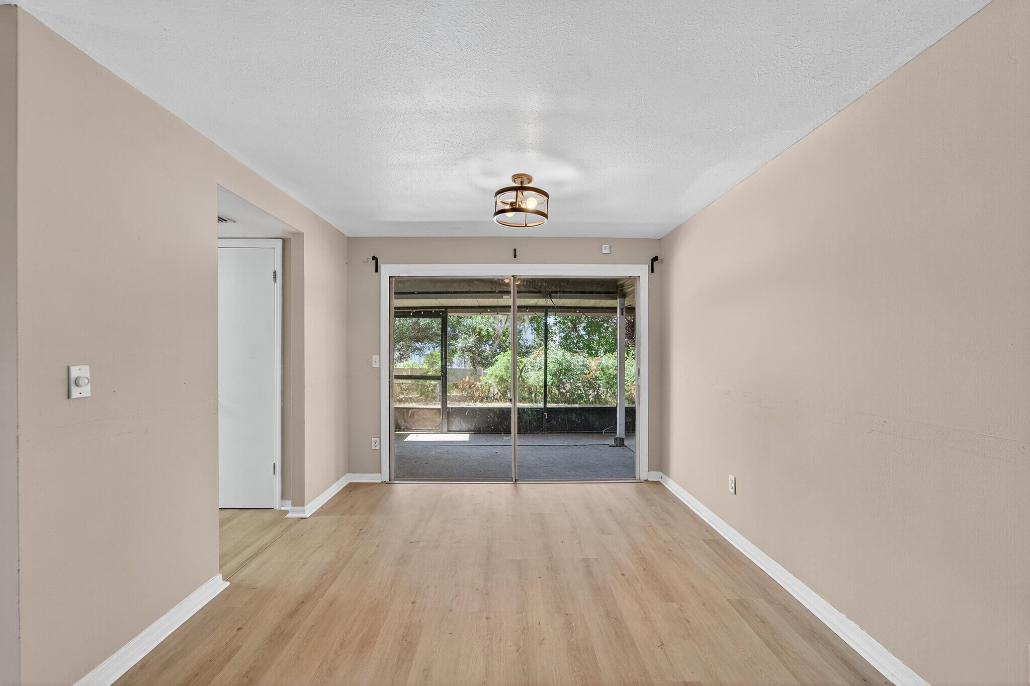Building Photo - 1712 Village Ct