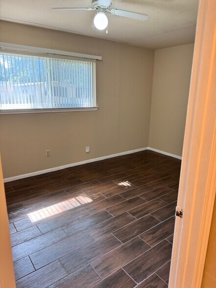 Building Photo - 9811 Charter Ridge Dr