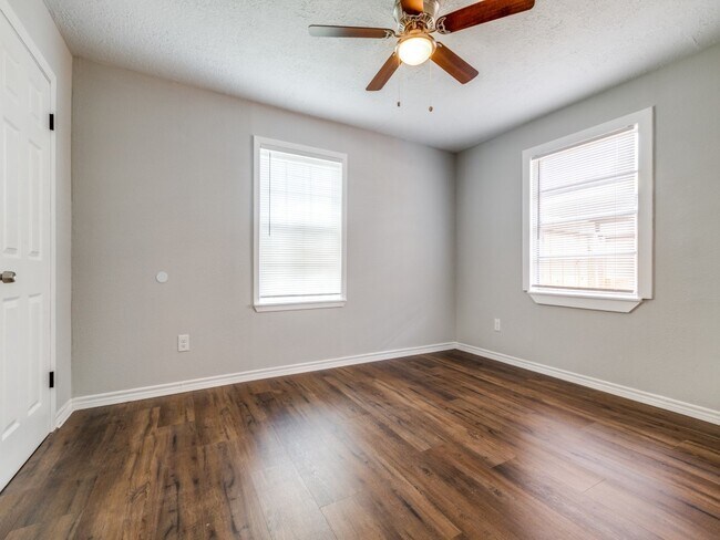 Building Photo - 411 Gober St