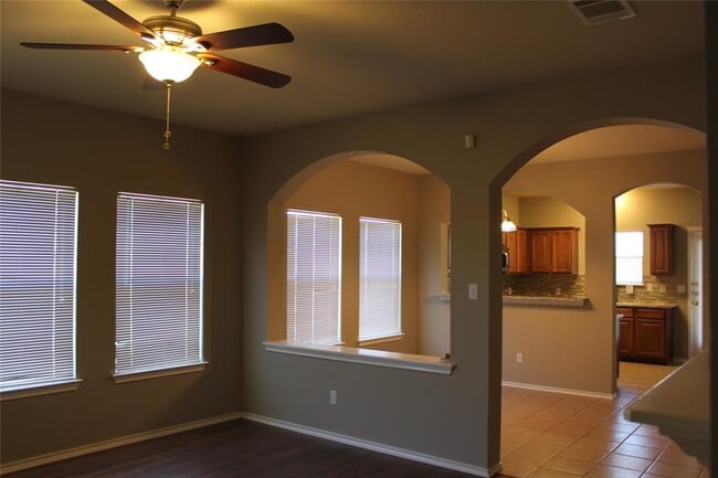 Building Photo - 208 Firwood N