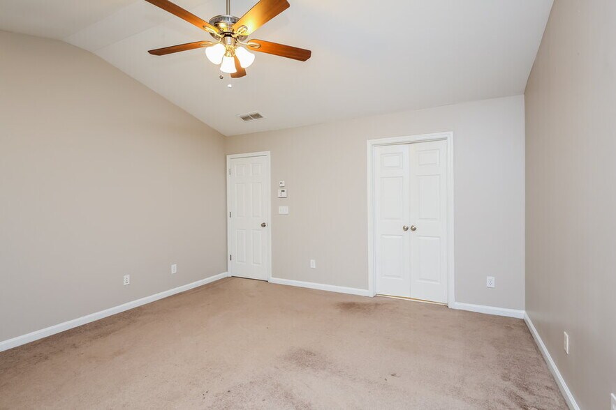 Building Photo - 745 Friars Head Dr NE