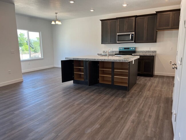 Building Photo - TOWNHOUSE IN TAYLORSVILLE