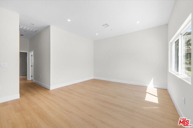 Building Photo - 5129 Don Pio Dr