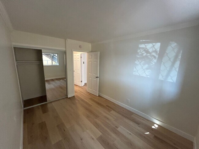 Building Photo - 1 Bed/1 Bath Pacific Beach