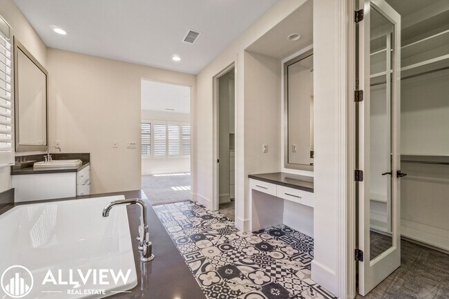 Building Photo - Luxurious and Rare 5 Bed 5.5 Bath Located ...