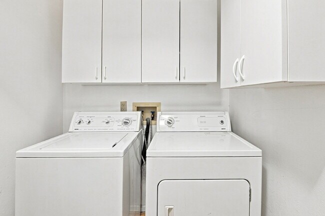 Building Photo - $1,595.95 2 bed, 2 bath located in Lakewood with a washer and dryer