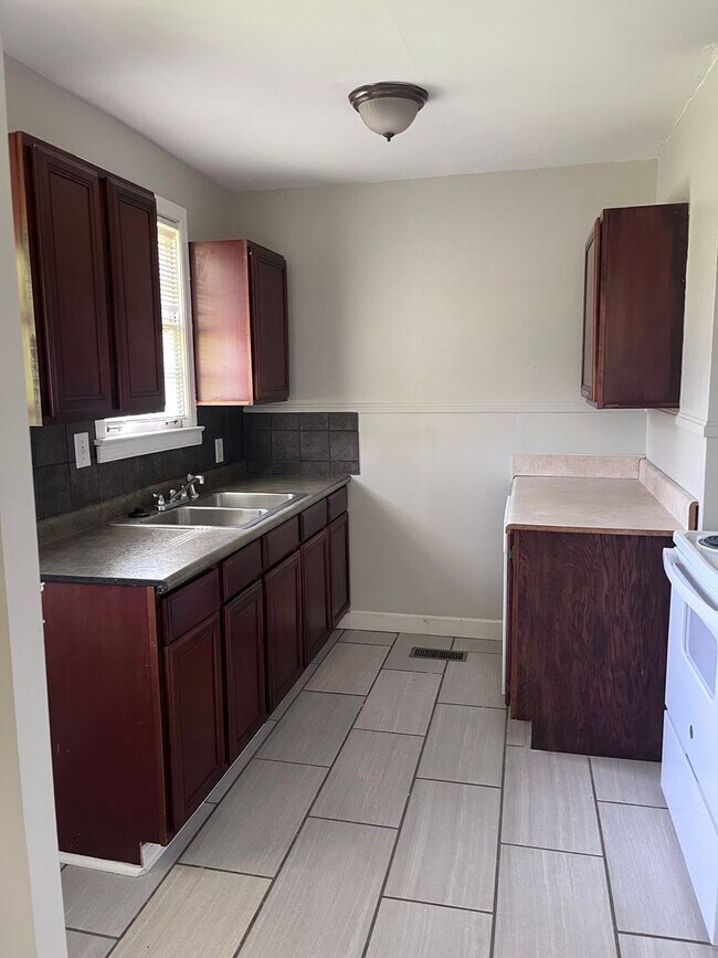 Building Photo - Cozy 2 Bed/1 Bath House in East Nashville,...