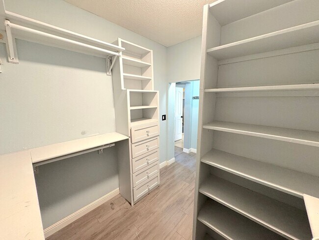 Building Photo - Gorgeous 5bed/3bath Refrig A/C with 2 Master Bedrooms!