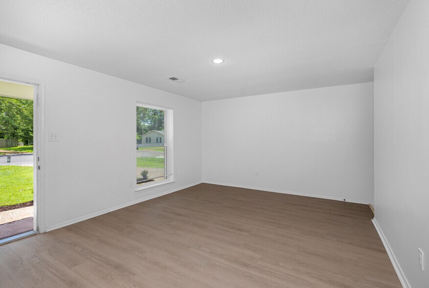 Building Photo - 5340 Lakeview Cv