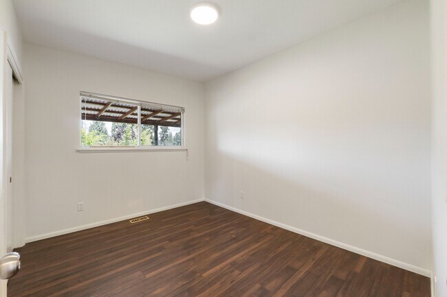 Building Photo - Spacious 5 Bedroom with Huge yard and 3 fireplaces