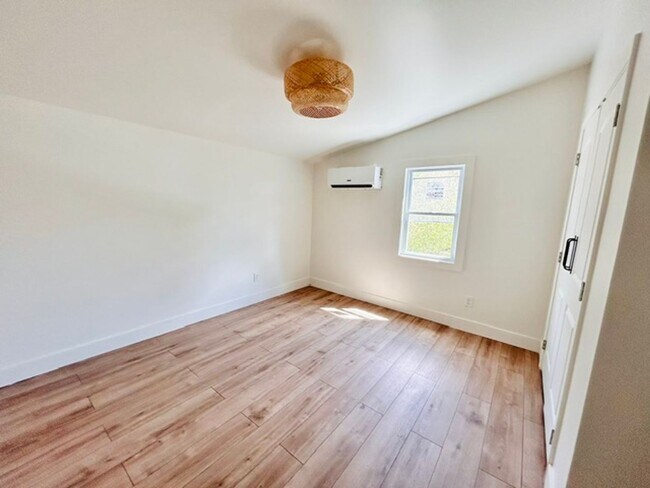 Building Photo - Knoxville 37920 - 1 bedroom, 1 bath unit on Second Floor - Contact Tara Hayes (865) 242-8010