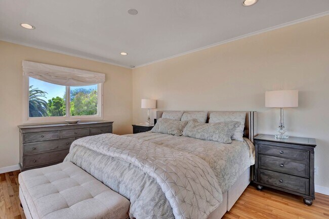 Building Photo - Beautiful 4 Bedroom 3 Bath Lower Riviera C...