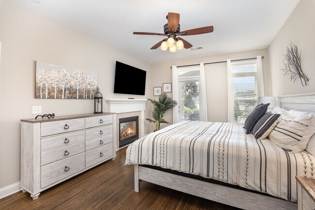 Building Photo - Fully furnished waterfront three-bedroom/ ...
