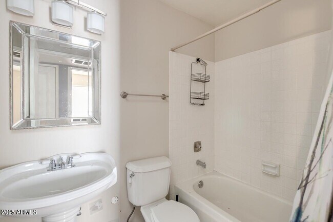 Building Photo - 3832 E Bloomfield Rd