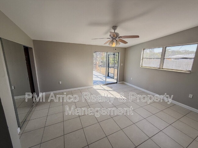 Building Photo - 818 Bayview Dr