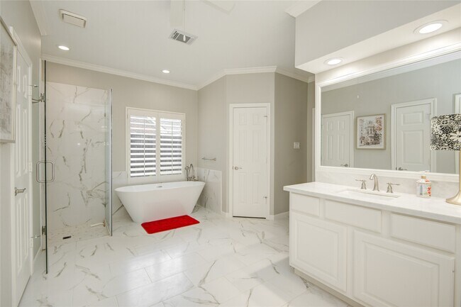 Building Photo - 3902 Lyndhurst Pl