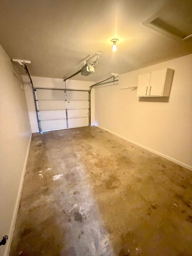Building Photo - 33 Park View Dr