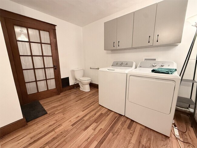 Building Photo - 498 Grand Ave