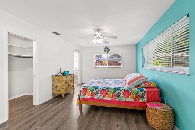 Building Photo - Single Family home on quiet street steps from the Intracoastal and Dining