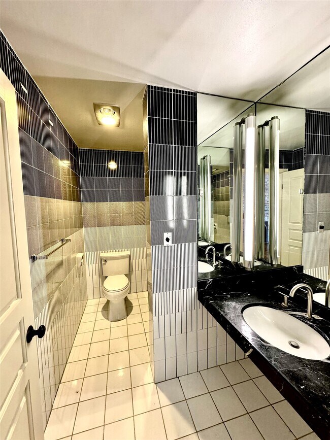 Building Photo - 2309 The Strand