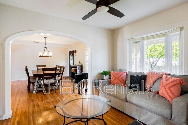 Building Photo - 477 E Vía Colusa