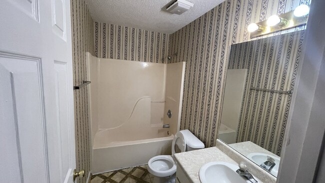 Building Photo - Townhouse For Rent