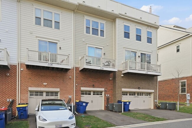 Building Photo - Stunning 3BR Townhome with Roof Deck in Reserves at Dakota Crossing!