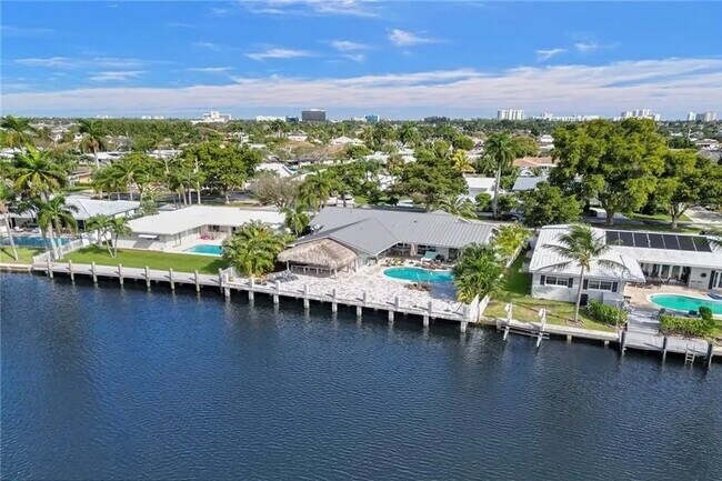 Building Photo - 2830 NE 55th St