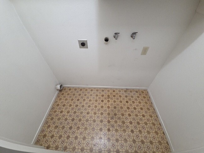 Building Photo - Cozy, Quiet Condo