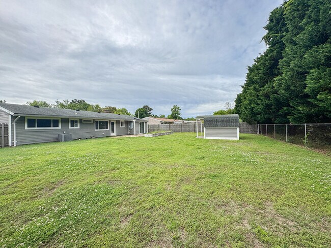 Building Photo - Charming Ranch in Highly Sought-After Grea...
