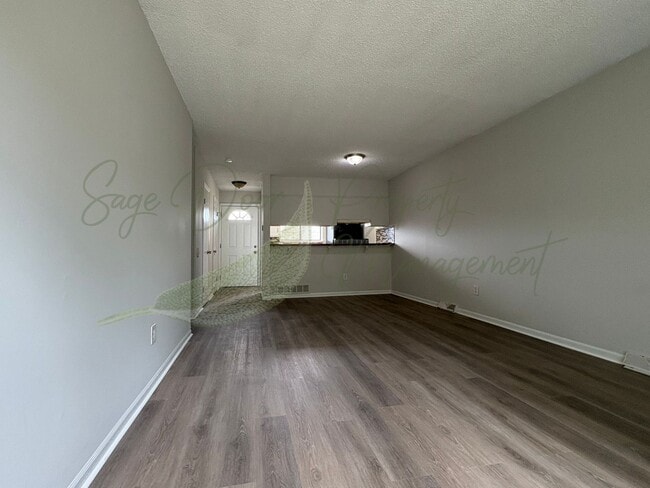 Building Photo - SPACIOUS TOWNHOME IN KANSAS CITY