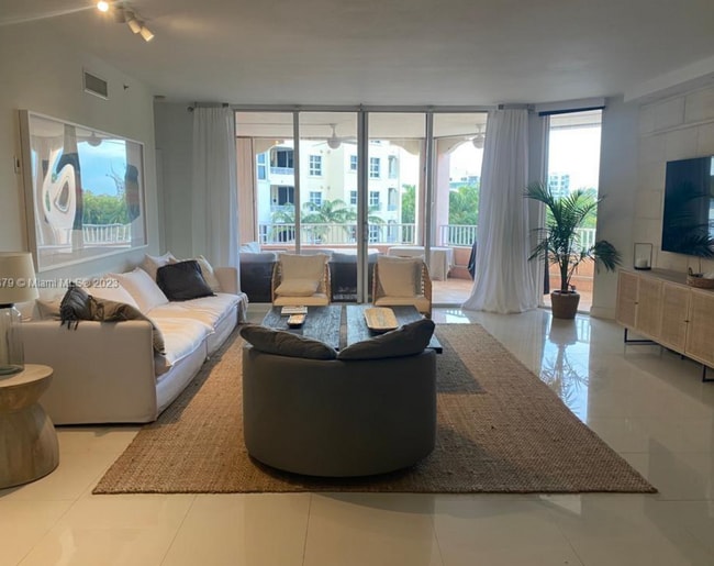 Building Photo - Beautiful 3 bedroom unit furnished for Ren...