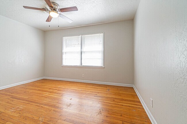 Building Photo - Three Bedroom Home in tree filled neighborhood! Lawn care included!