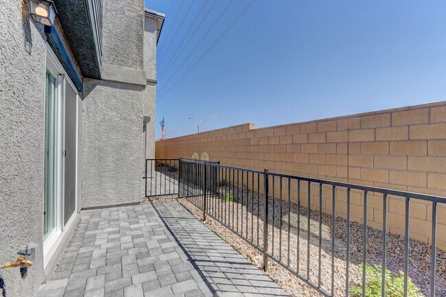 Building Photo - Brand new 3 bedroom Town House by DR Horto...