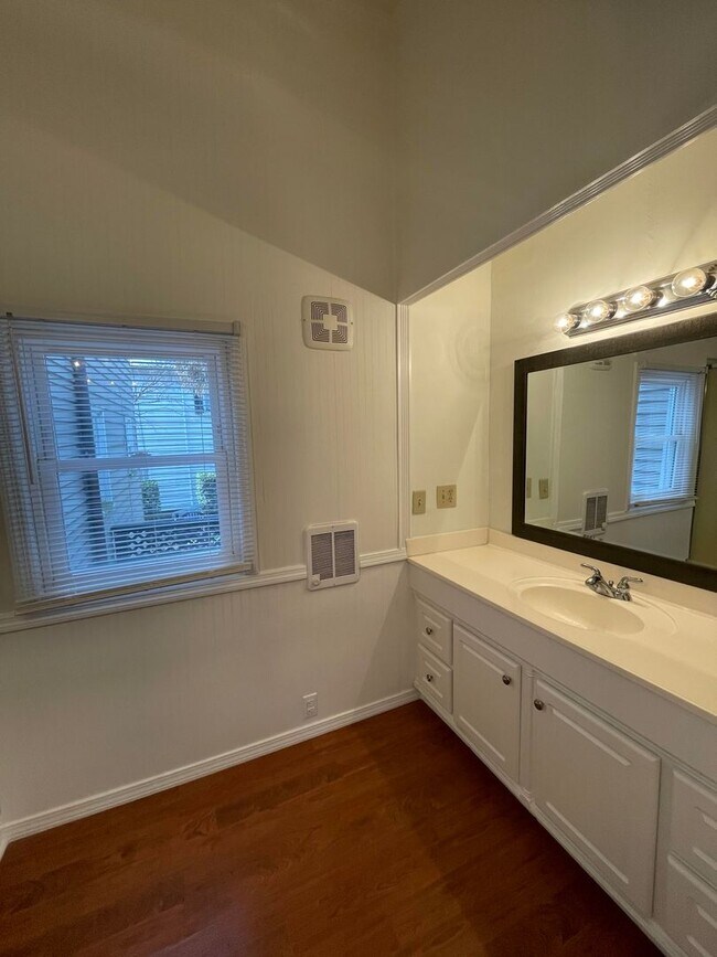 Building Photo - Charming Carriage Home Near The Charleston Battery