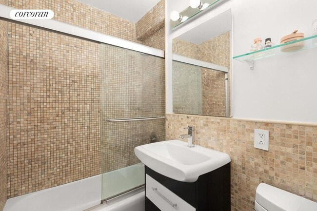 Building Photo - 7 E 14th St