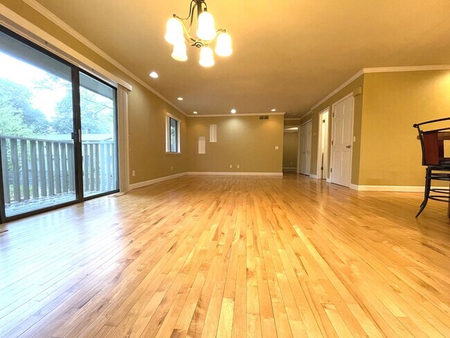 Building Photo - Spacious 2 Bedroom 2 Bathroom Condo in Kalamazoo