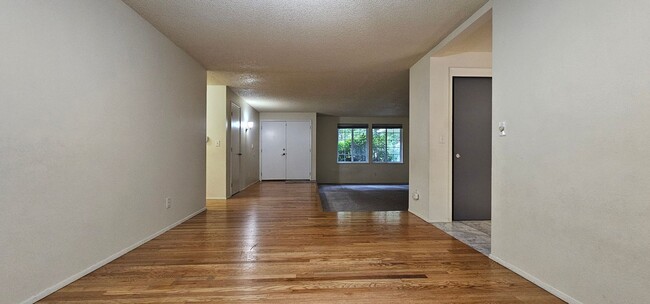 Building Photo - Spacious Port Orchard Rambler